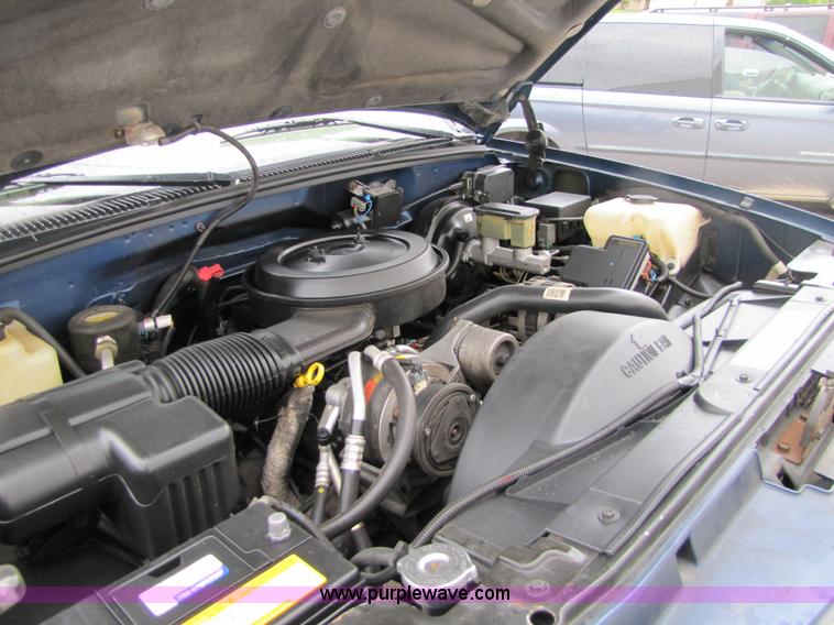 image for item 2399 1995 GMC K1500 Suburban