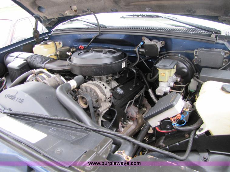 image for item 2399 1995 GMC K1500 Suburban