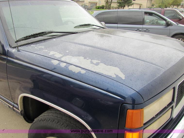 image for item 2399 1995 GMC K1500 Suburban