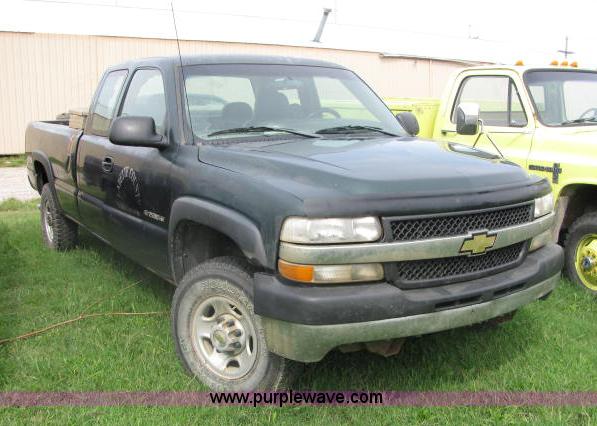image for item 2580 2002 Chevrolet C2500HD Silverado pickup truck