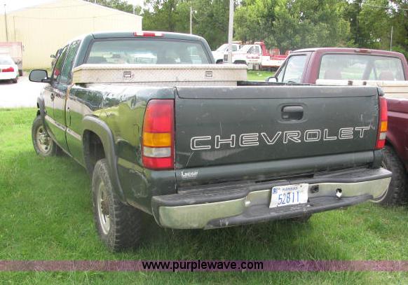 image for item 2580 2002 Chevrolet C2500HD Silverado pickup truck