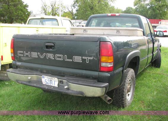 image for item 2580 2002 Chevrolet C2500HD Silverado pickup truck