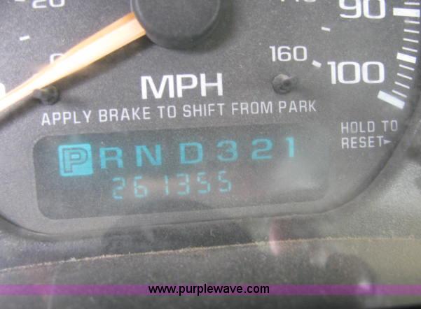 image for item 2580 2002 Chevrolet C2500HD Silverado pickup truck