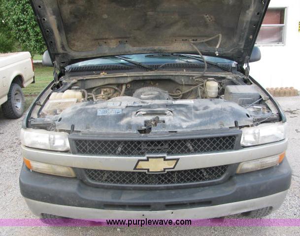 image for item 2580 2002 Chevrolet C2500HD Silverado pickup truck