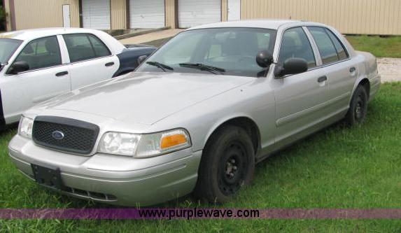 image for item 2585 2003 Ford Crown Victoria Police Interceptor