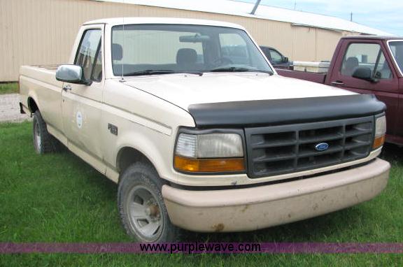image for item 2588 1992 Ford F150 pickup truck