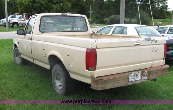 image for item 2588 1992 Ford F150 pickup truck