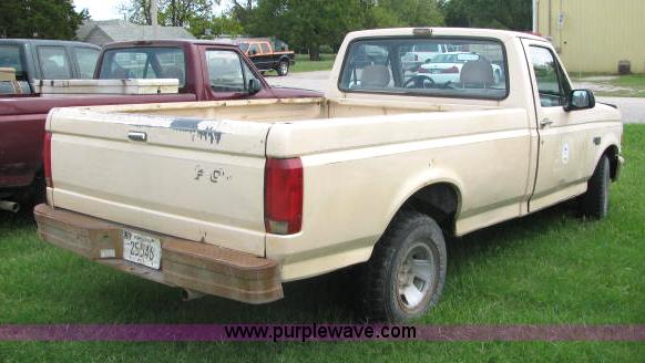 image for item 2588 1992 Ford F150 pickup truck