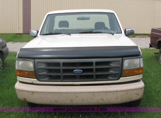 image for item 2588 1992 Ford F150 pickup truck