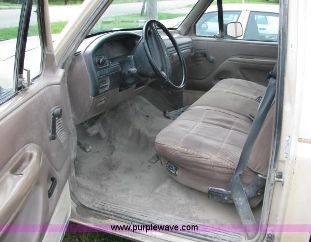 image for item 2588 1992 Ford F150 pickup truck