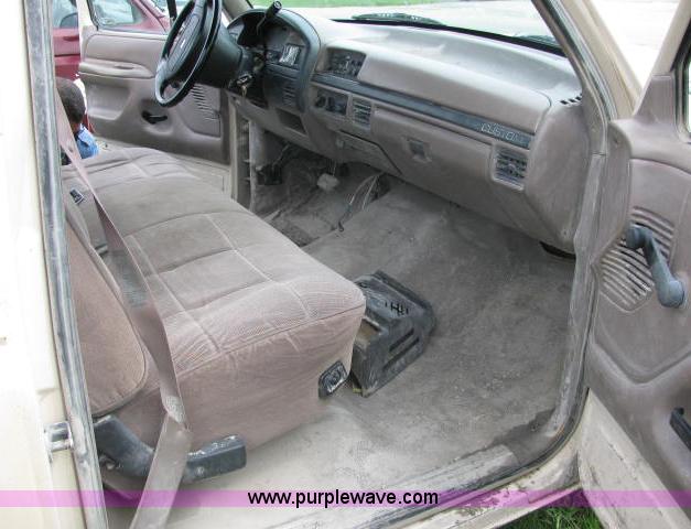 image for item 2588 1992 Ford F150 pickup truck