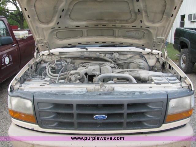 image for item 2588 1992 Ford F150 pickup truck