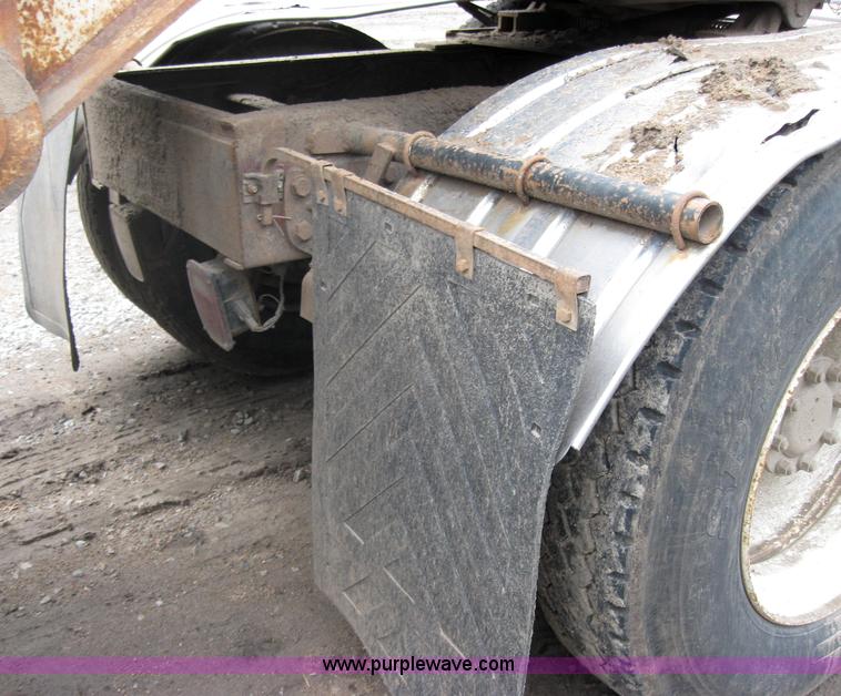 image for item 2647 1984 Ford Conventional LTL9000 semi truck