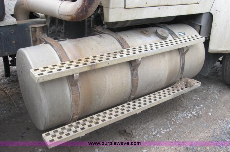 image for item 2647 1984 Ford Conventional LTL9000 semi truck