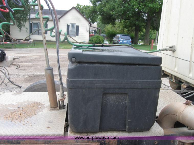 image for item 2647 1984 Ford Conventional LTL9000 semi truck