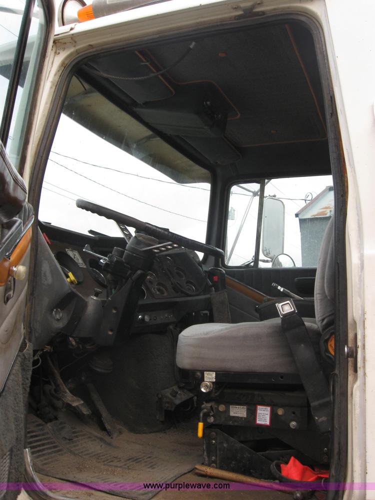 image for item 2647 1984 Ford Conventional LTL9000 semi truck