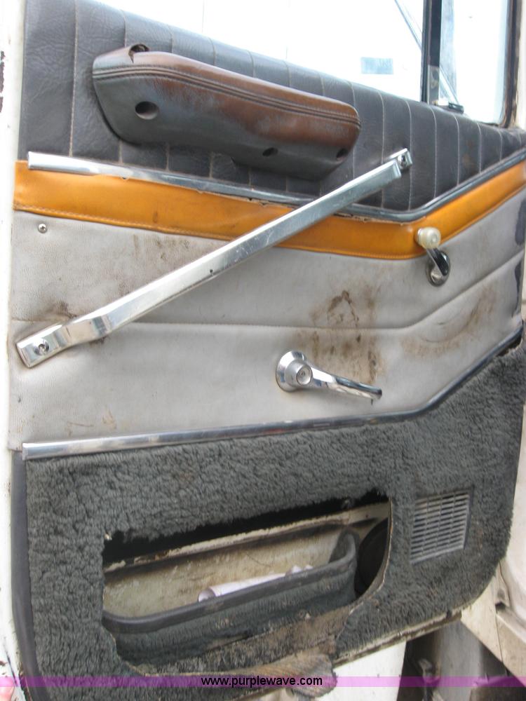 image for item 2647 1984 Ford Conventional LTL9000 semi truck