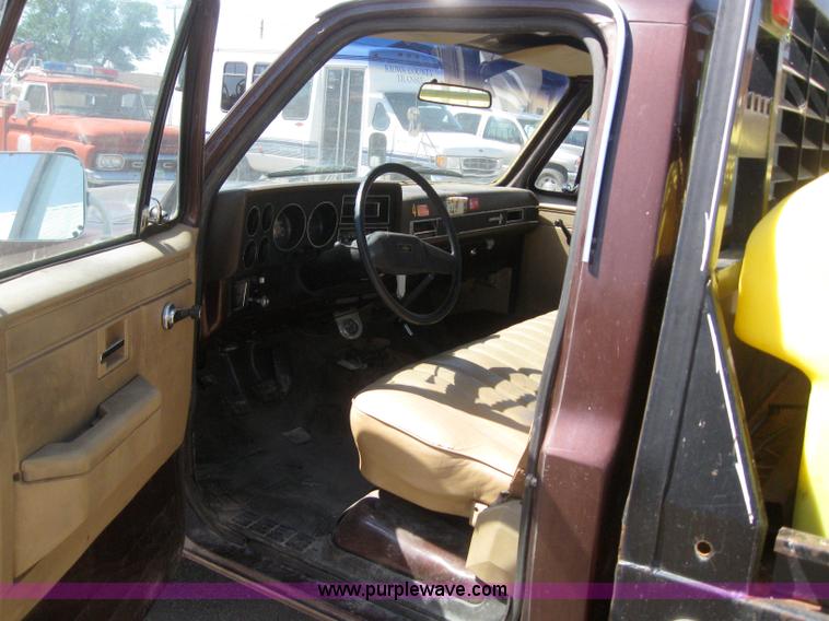 image for item 2984 1983 Chevrolet K20 Custom Deluxe pickup truck