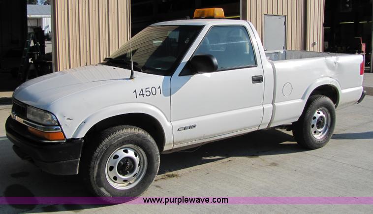 image for item 4649 2000 Chevrolet S10 pickup truck