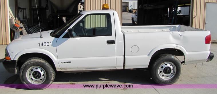image for item 4649 2000 Chevrolet S10 pickup truck