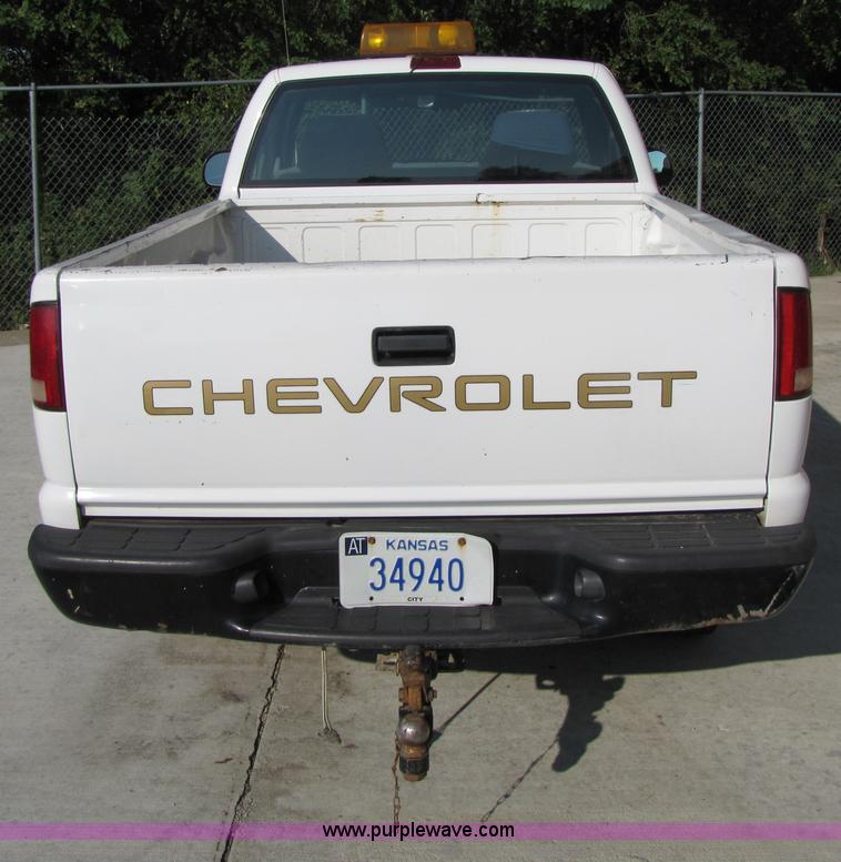 image for item 4649 2000 Chevrolet S10 pickup truck
