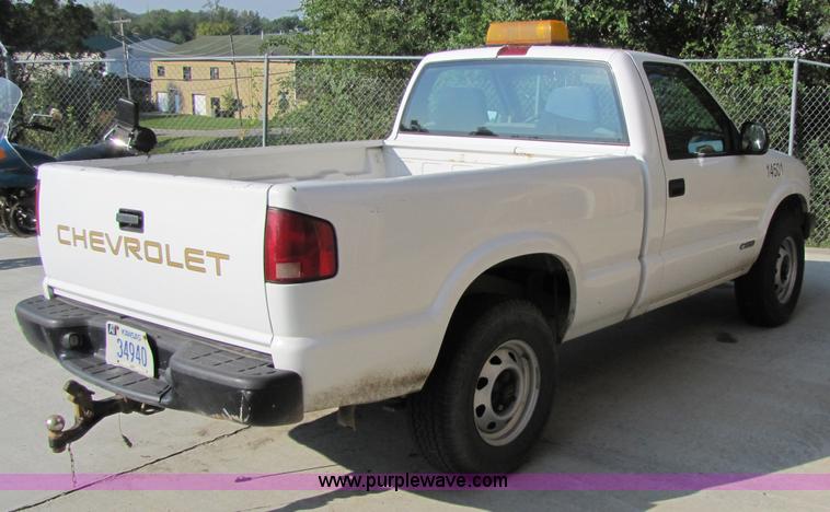 image for item 4649 2000 Chevrolet S10 pickup truck