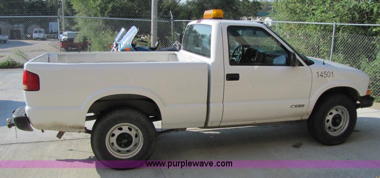 image for item 4649 2000 Chevrolet S10 pickup truck