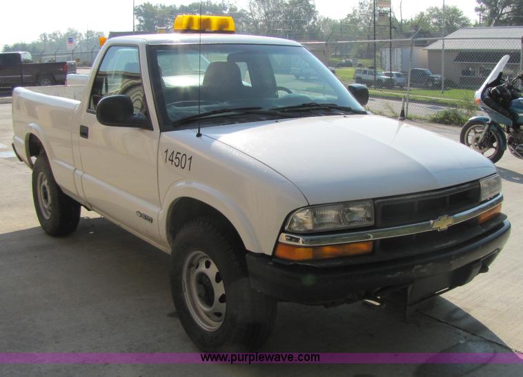 image for item 4649 2000 Chevrolet S10 pickup truck