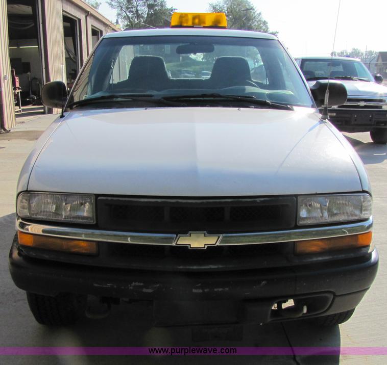 image for item 4649 2000 Chevrolet S10 pickup truck