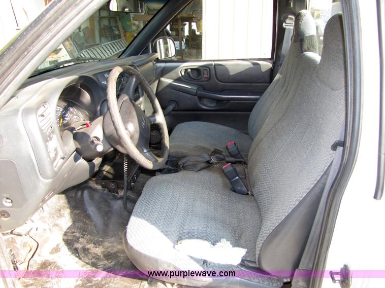 image for item 4649 2000 Chevrolet S10 pickup truck