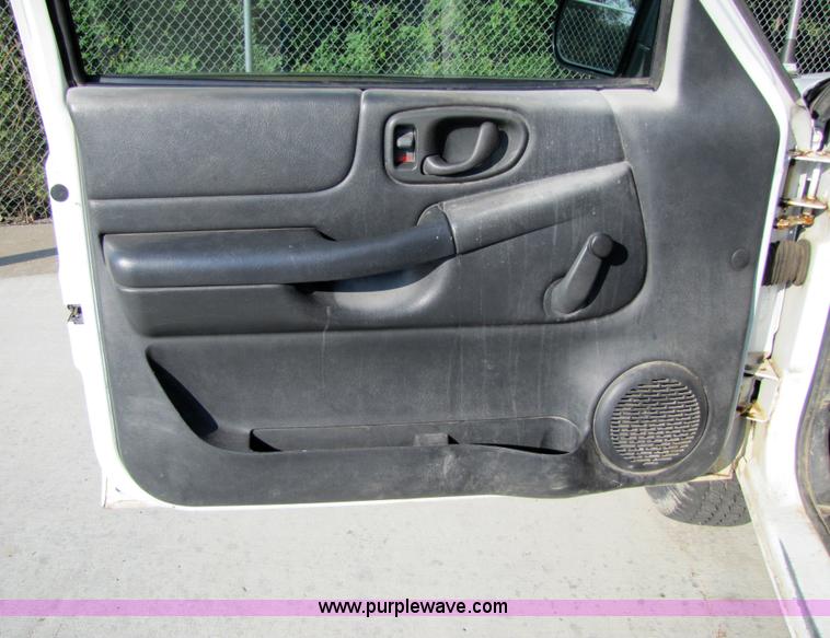 image for item 4649 2000 Chevrolet S10 pickup truck