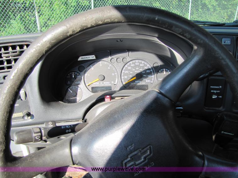 image for item 4649 2000 Chevrolet S10 pickup truck