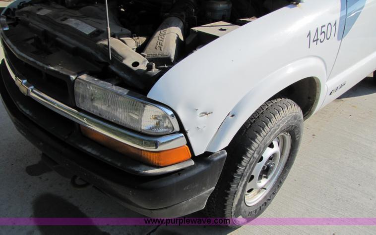 image for item 4649 2000 Chevrolet S10 pickup truck