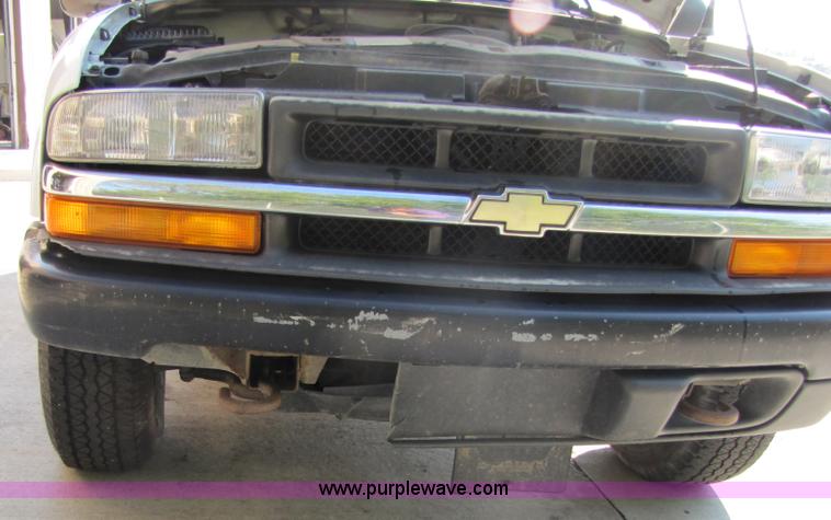 image for item 4649 2000 Chevrolet S10 pickup truck