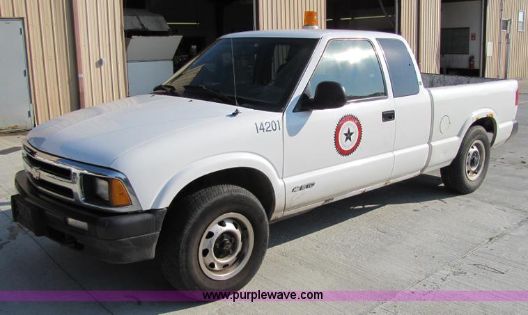 image for item 4650 1997 Chevrolet S10 LS extended cab pickup truck