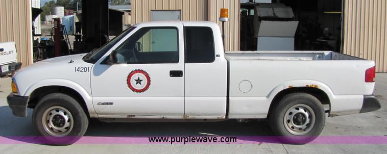 image for item 4650 1997 Chevrolet S10 LS extended cab pickup truck