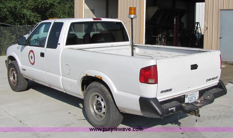 image for item 4650 1997 Chevrolet S10 LS extended cab pickup truck