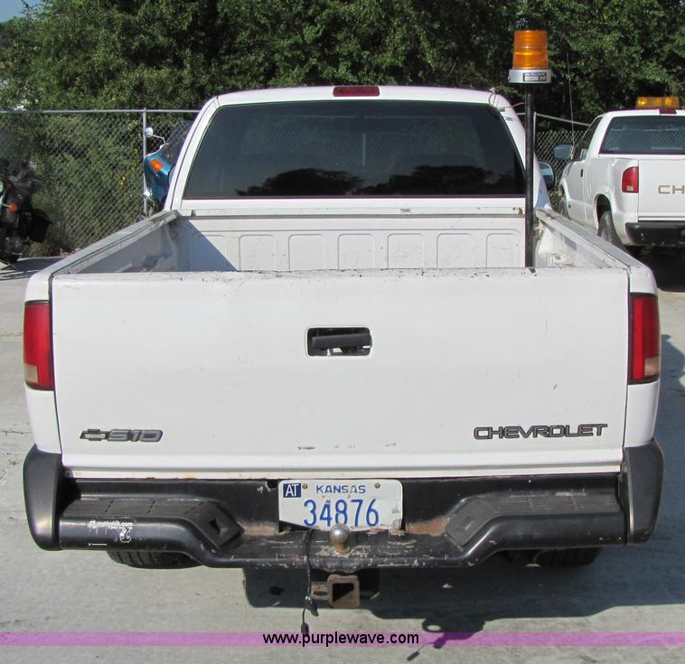 image for item 4650 1997 Chevrolet S10 LS extended cab pickup truck