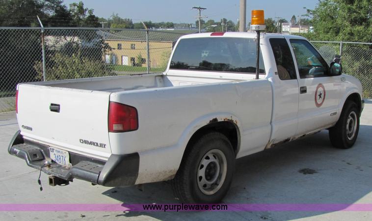 image for item 4650 1997 Chevrolet S10 LS extended cab pickup truck