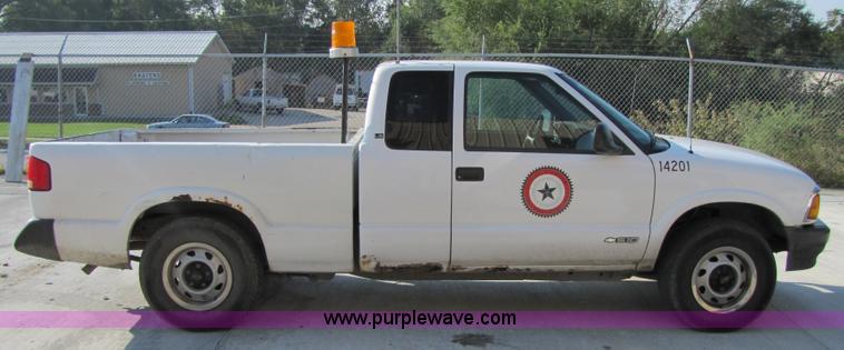 image for item 4650 1997 Chevrolet S10 LS extended cab pickup truck