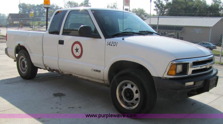 image for item 4650 1997 Chevrolet S10 LS extended cab pickup truck