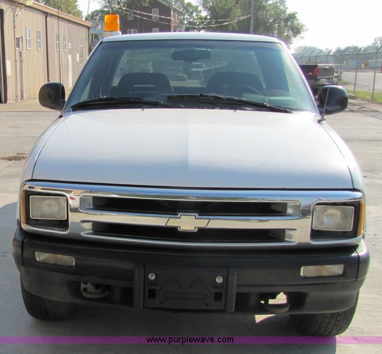 image for item 4650 1997 Chevrolet S10 LS extended cab pickup truck