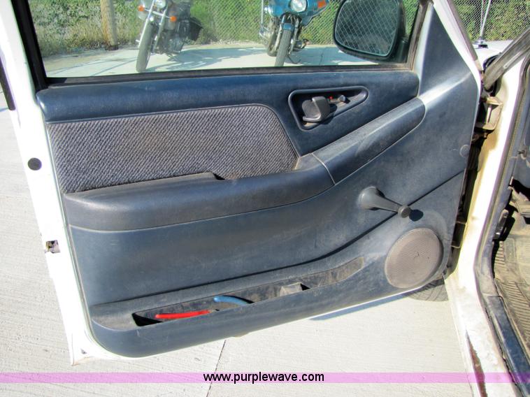 image for item 4650 1997 Chevrolet S10 LS extended cab pickup truck