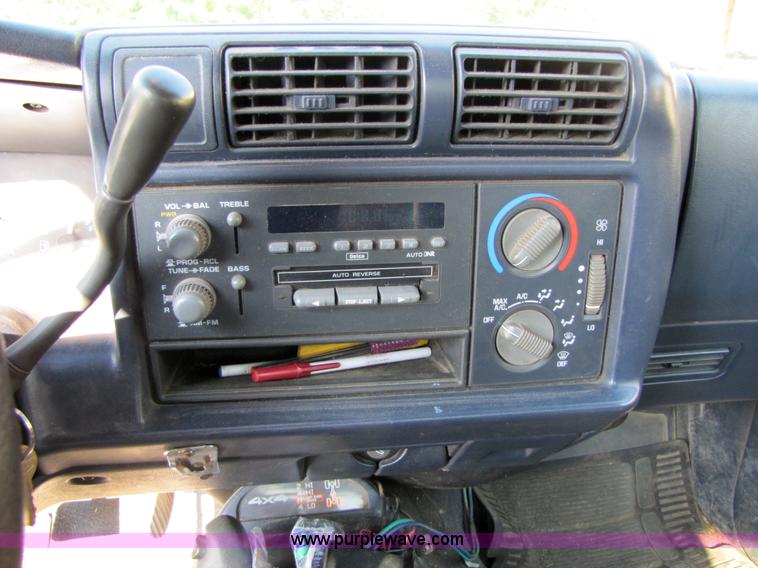 image for item 4650 1997 Chevrolet S10 LS extended cab pickup truck