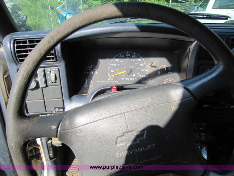 image for item 4650 1997 Chevrolet S10 LS extended cab pickup truck