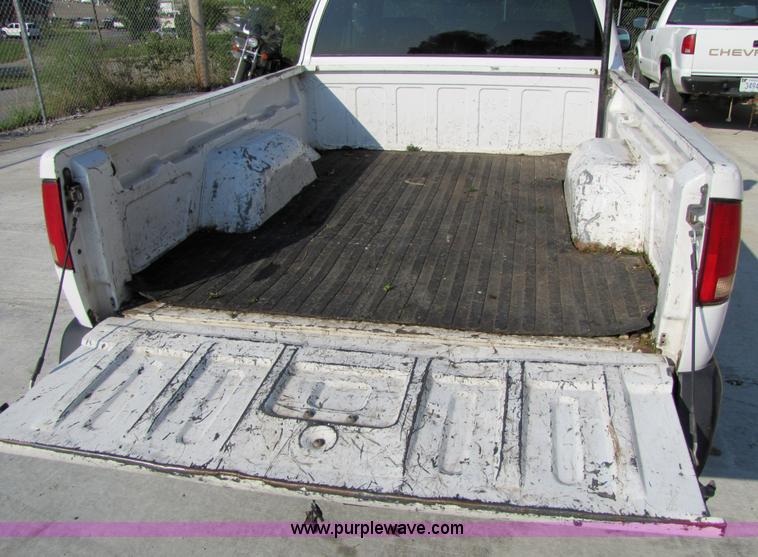 image for item 4650 1997 Chevrolet S10 LS extended cab pickup truck