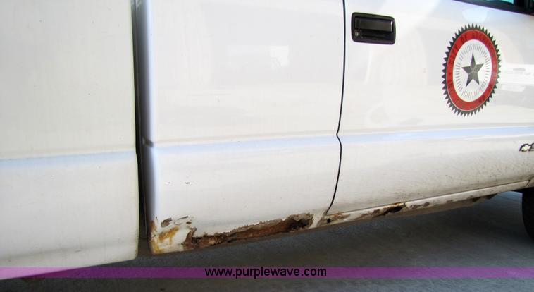 image for item 4650 1997 Chevrolet S10 LS extended cab pickup truck