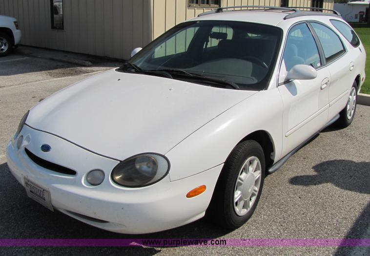 image for item 4654 1996 Ford Taurus GL station wagon