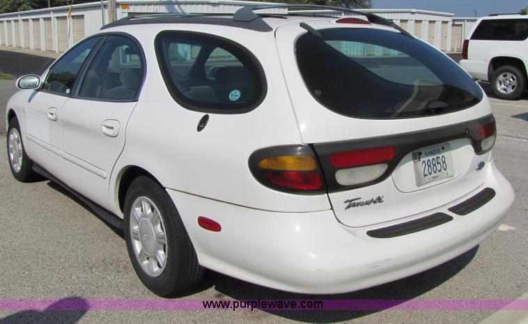 image for item 4654 1996 Ford Taurus GL station wagon