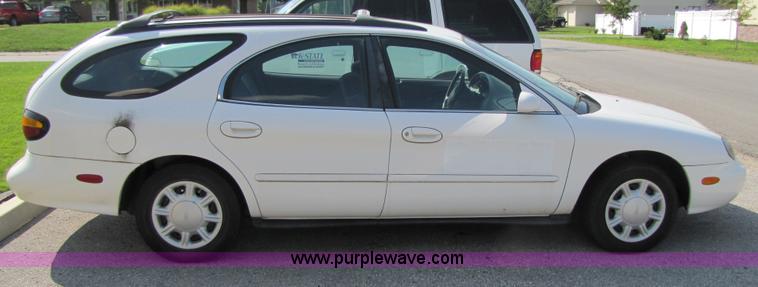 image for item 4654 1996 Ford Taurus GL station wagon
